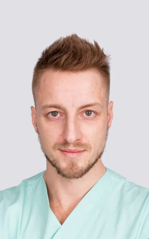 Portret Stanislava Sapouna w odzieży medycznej